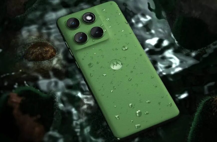 Motorola Edge 60 smartphone in Pantone Shamrock color with triple rear cameras and water droplets on the back panel